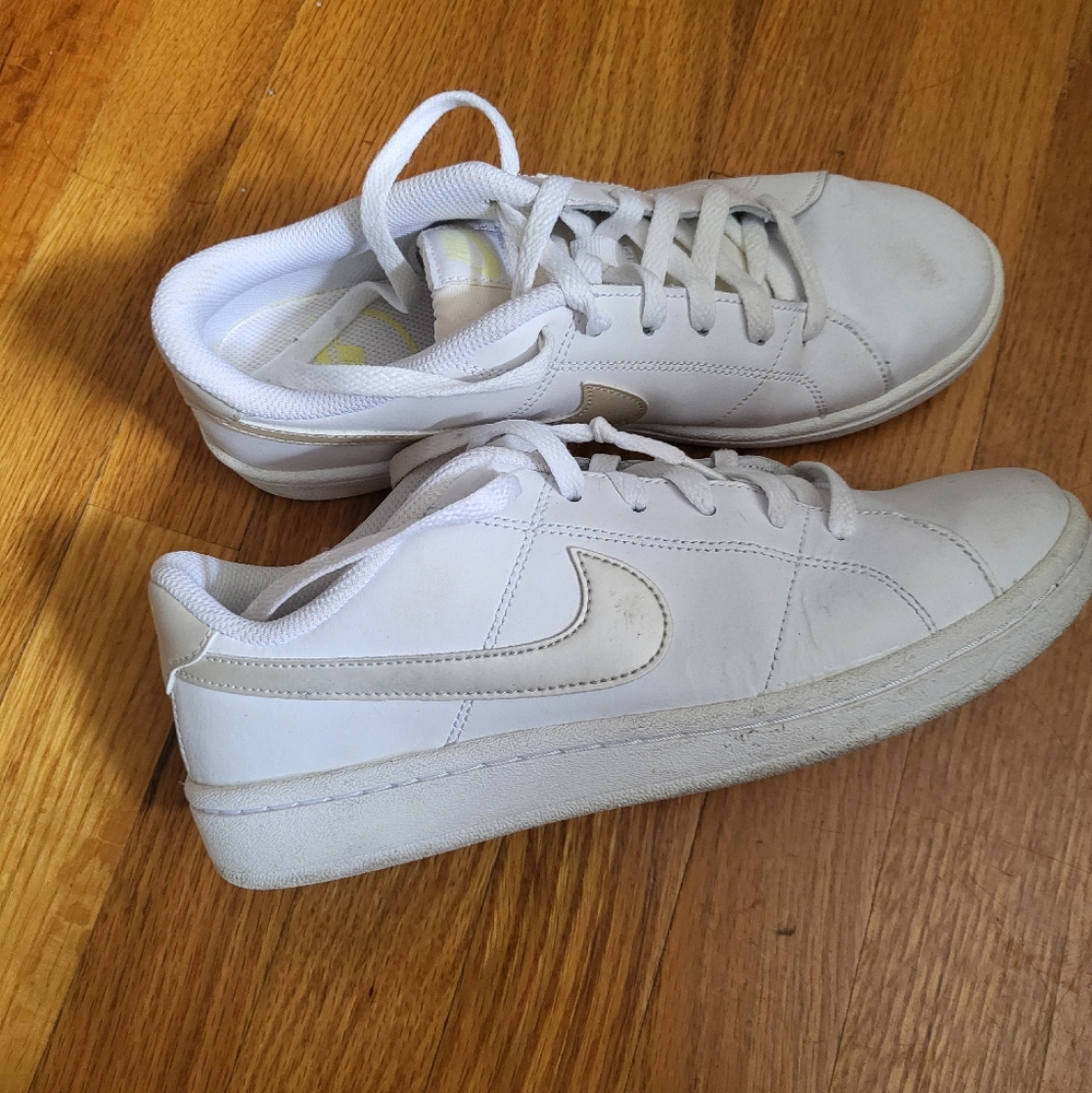 Nike White Sneakers With Yellow And Silver Accents Preowned Size 8 Womens